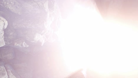 luz del sol dentro de una cueva misteriosa