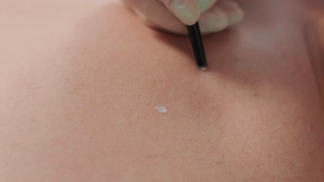 laser-epilation - haarentfernungsverfahren. blitz der dioden-laser-epiration, kosmetiker entfernt haare auf schönen weiblichen beinen, haarentfernung für glatte haut, laserverfahren in einem schönheitsstudio oder einer klinik, körperpflege-epilationsbehandlung.