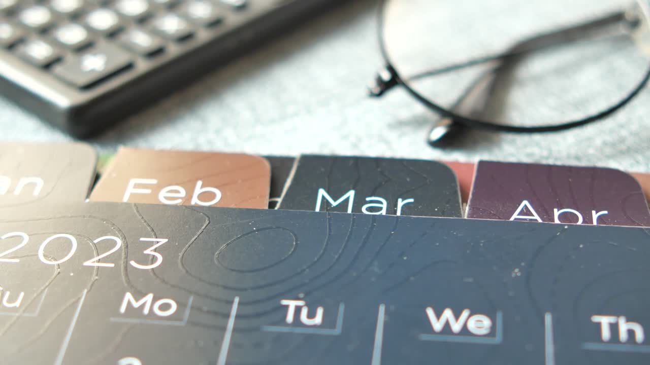 사무실 책상에 2023년 달력,