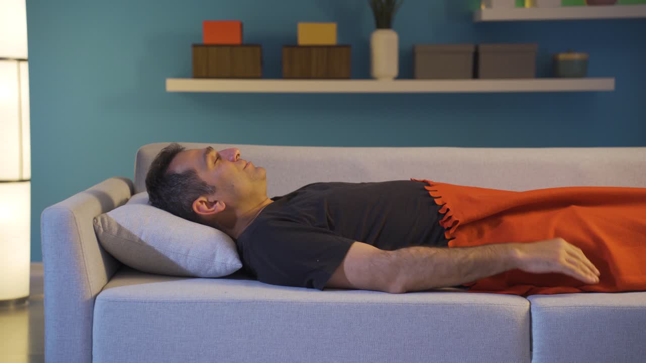 Uomo che russa mentre dorme