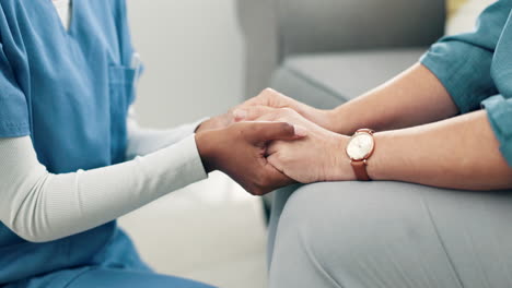 enfermera, tomándose de la mano y consolando al paciente con cáncer