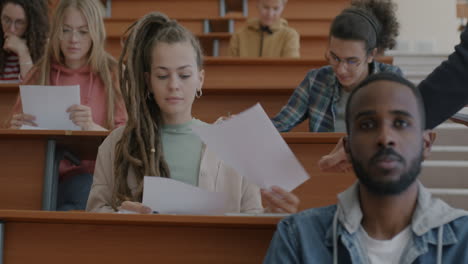 estudiantes tomando un examen en un aula