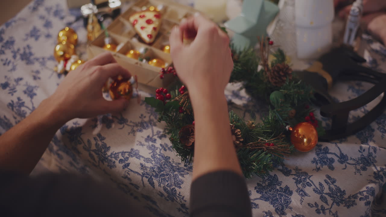 el hombre atando bolos en la corona en casa