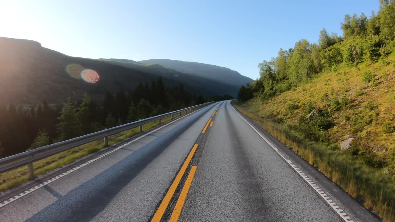 Punto di vista dal veicolo. Guidare un'auto su una strada in Norvegia