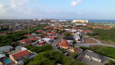 Casas-En-El-área-Norte-Empujando-Aéreamente-Hacia-Palm-Beach-En-Aruba.