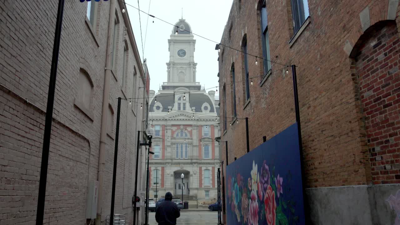 hombre caminando por un callejón en noblesville, indiana.
