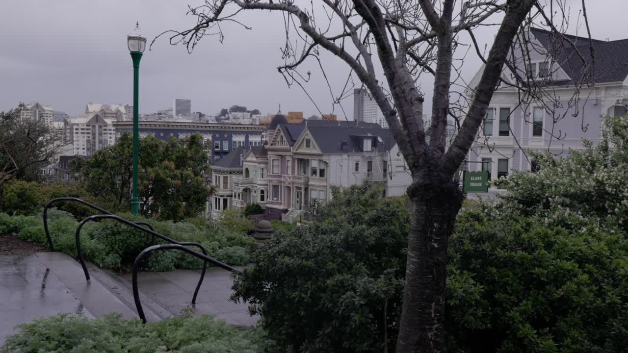 샌프란시스코의 알라모 스 ⁇ 어 파크에 그림을 그린 여자들이 있습니다.