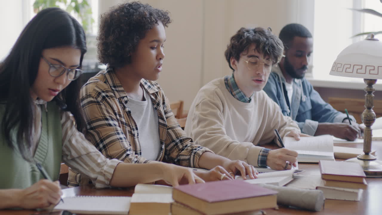 도서관에서 공부하는 학생