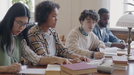 estudiantes que estudian en una biblioteca