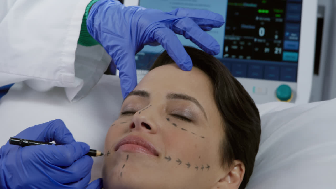 paciente y cirujano durante un procedimiento cosmético