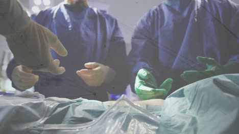 red de conexiones contra la sección media de los cirujanos que realizan la operación en la sala de operaciones