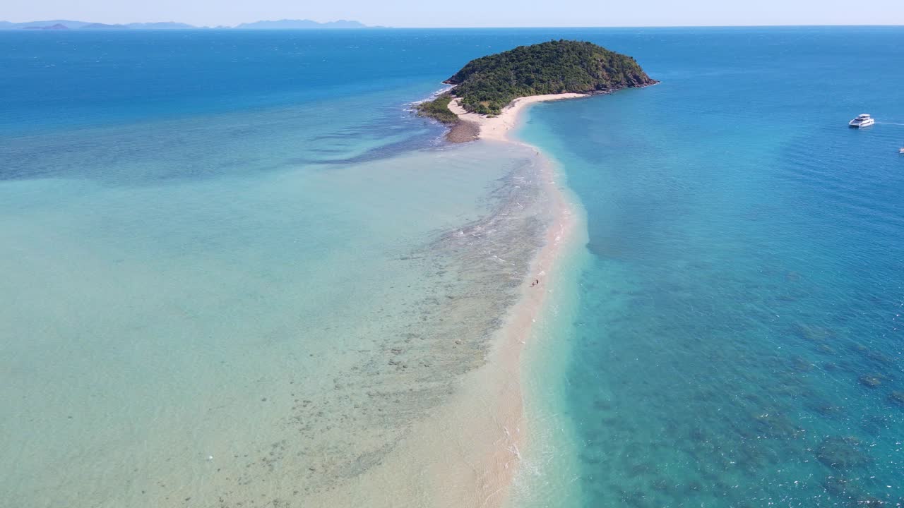 whitsundays에 있는 랭포드 섬의 아름다운 모래 침을 걷고 있는 사람들, 만조 때 맑고 푸른 바닷물에 잠긴 퀸즐랜드