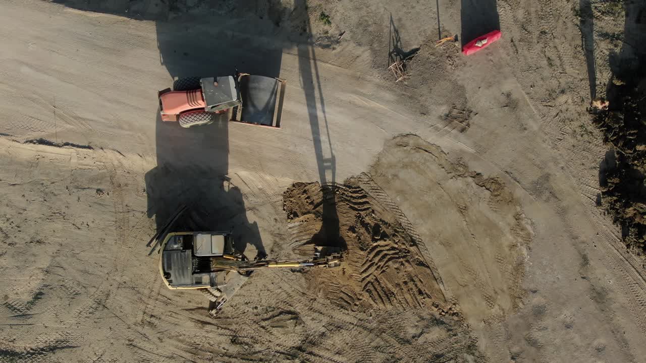 la idea de cambio y construcción durante todo el día. largas sombras de equipos de construcción en el suelo por la noche.