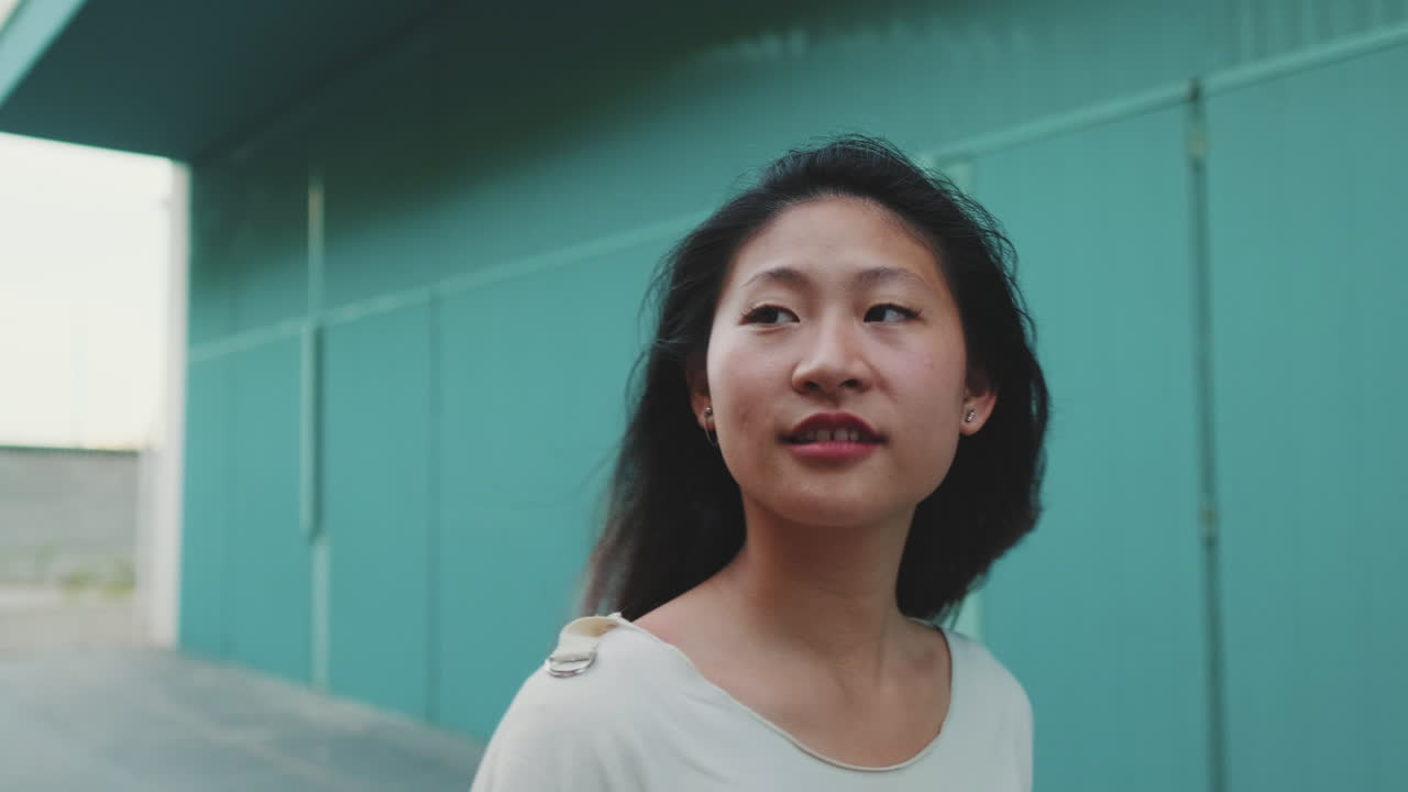 都会にいるアジア人女性