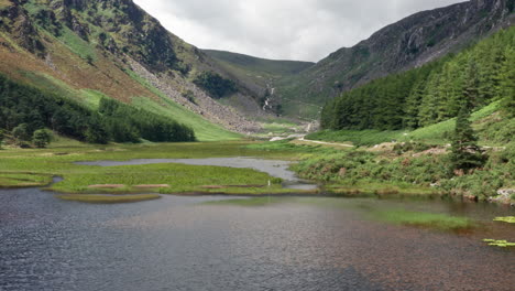 Toma-Aérea-Del-Lago-Superior-Glendalough-En-El-Parque-Nacional-De-Las-Montañas-Wicklow