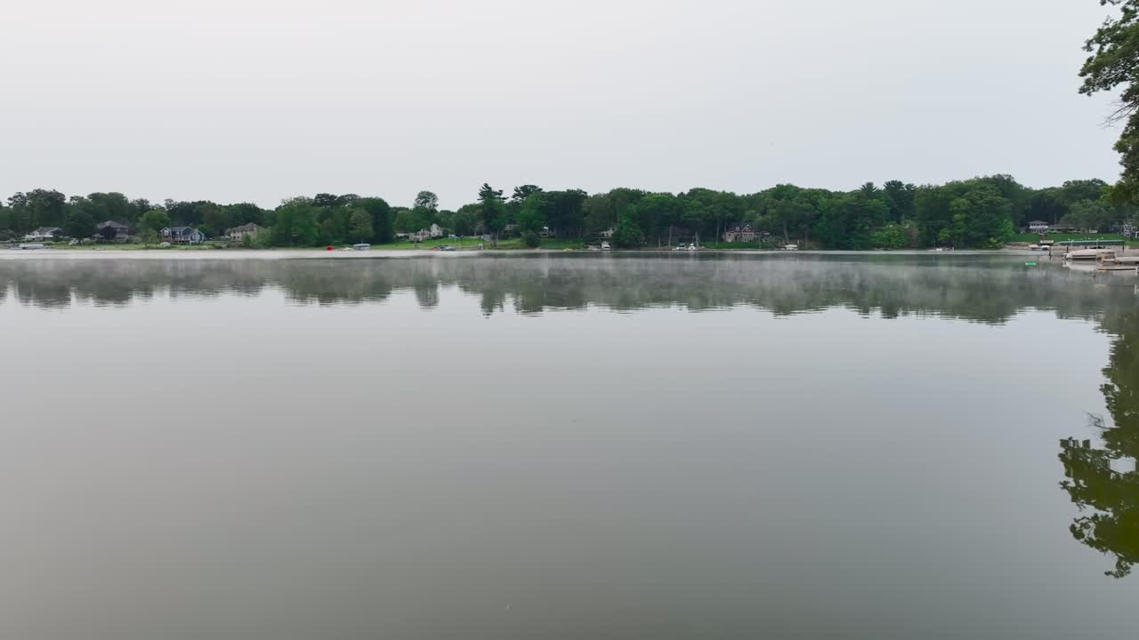 모나 호수를 가로질러 안개가 쌓인 날씨, 낮은 높이의 공중 돌리 앞으로