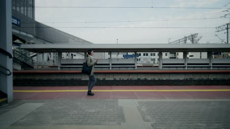 mujer caminando en una estación de tren