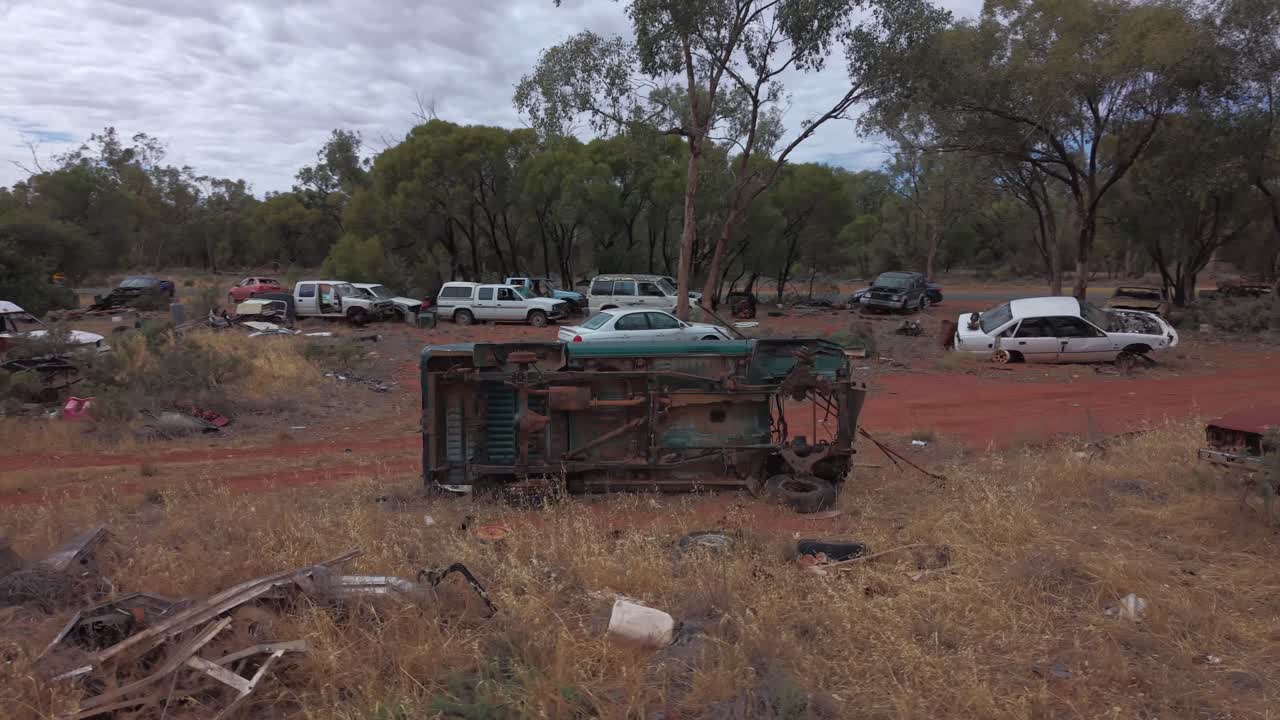 Ripresa cinematografica con drone sopra un deposito di rottami di auto abbandonate nel bush australiano (5)