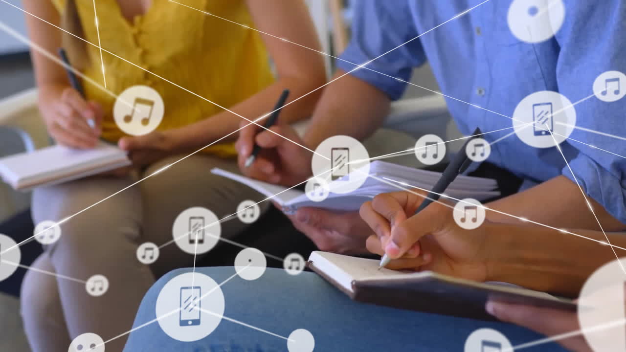 다양한 비즈니스 사람들 사이의 연결 네트워크의 애니메이션 사무실에서 메모를 취합니다.