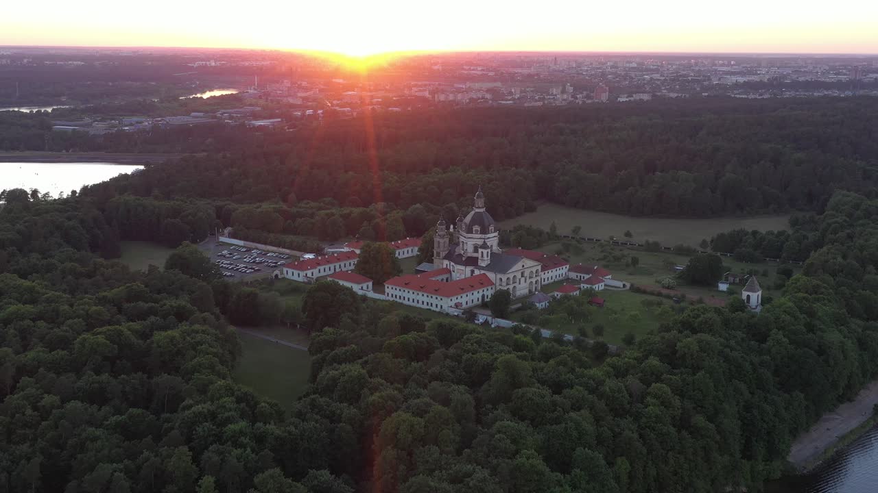 vista aérea del monasterio de pazaislis, noche de verano
