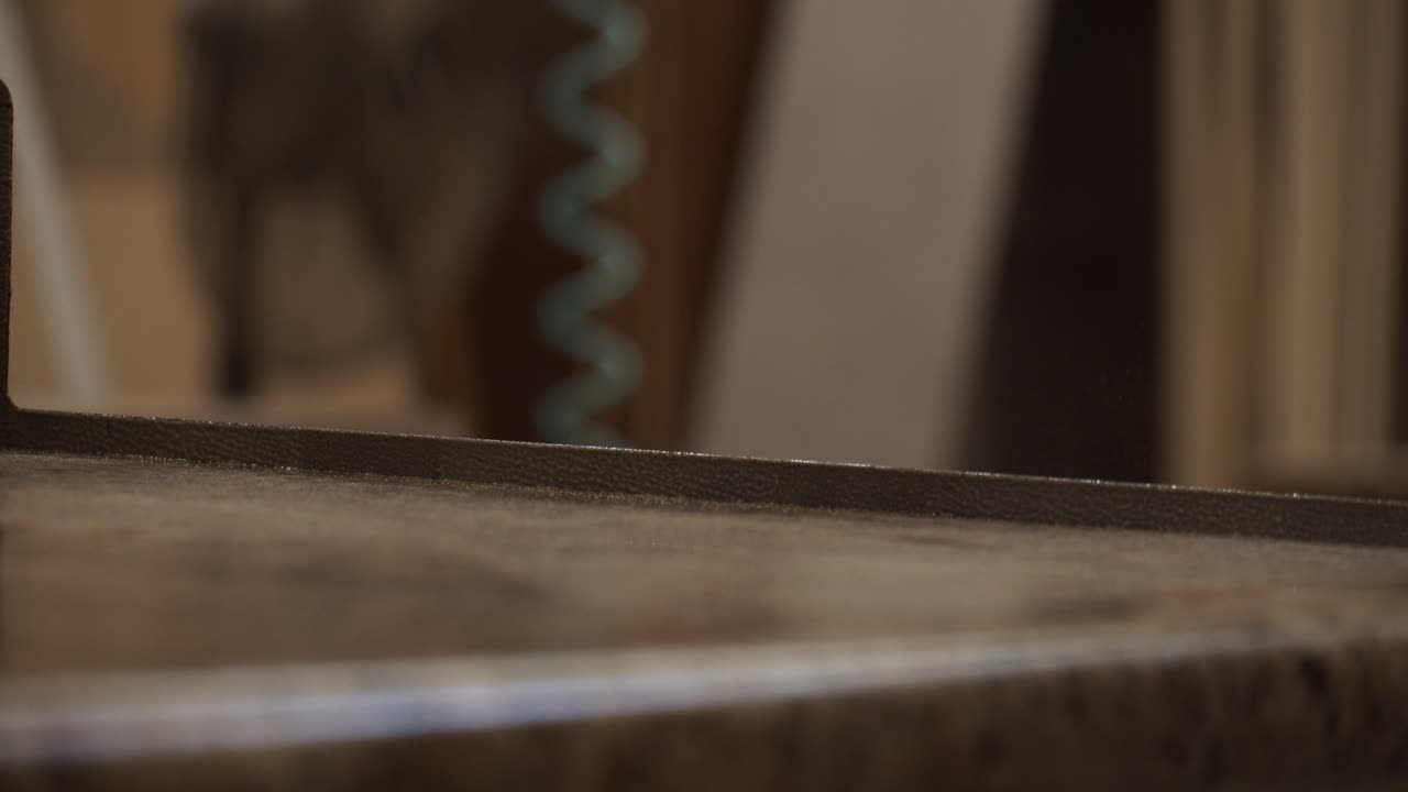 cerrar el pegamento de contacto de rociado de carpintero a la encimera