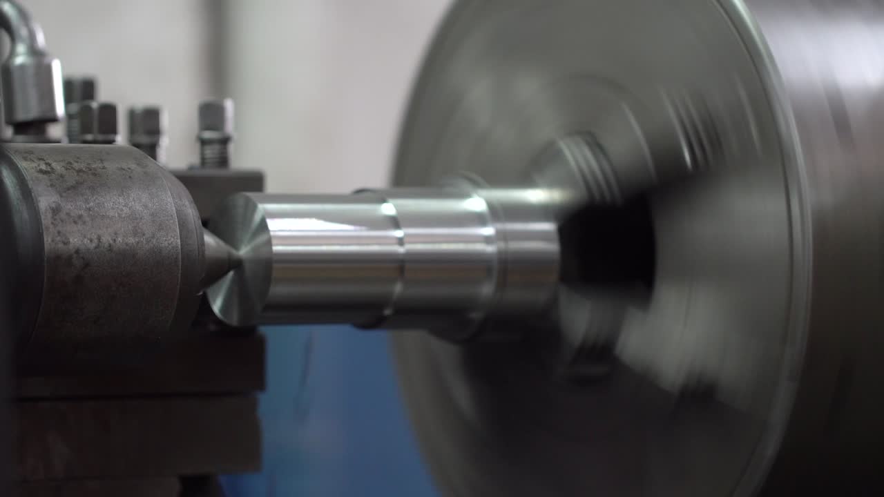 suavizar la pieza de metal cortada en la fábrica