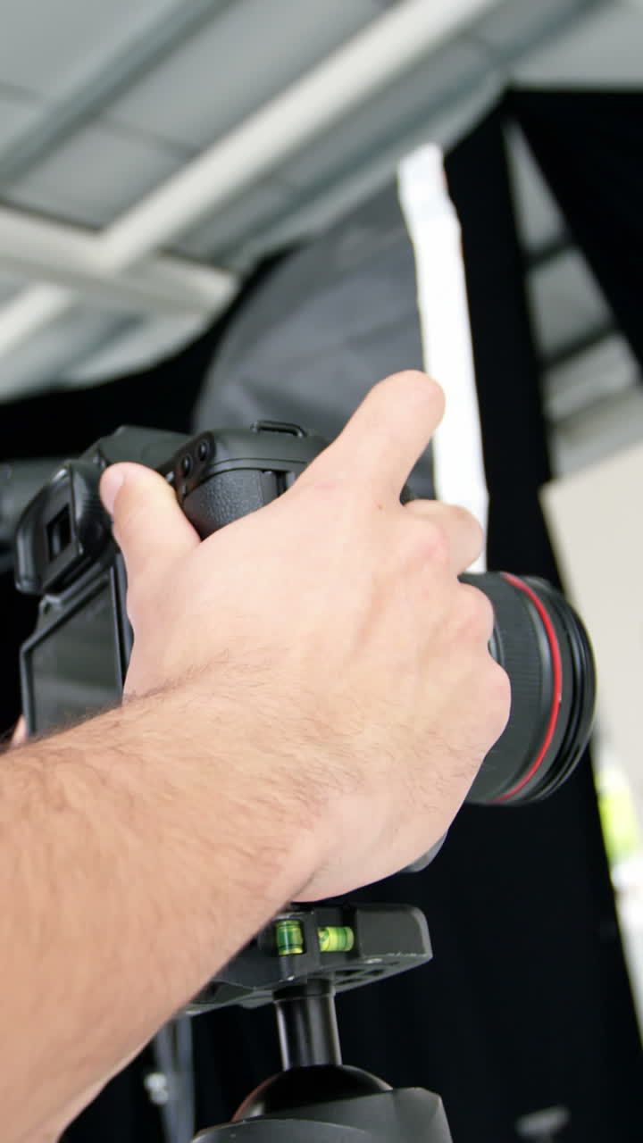 fotógrafo que toma fotos con una cámara digital profesional