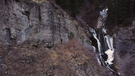 Areal-shot-of-a-hiker-group-in-the-Provo-mountain-of-Utah,-USA