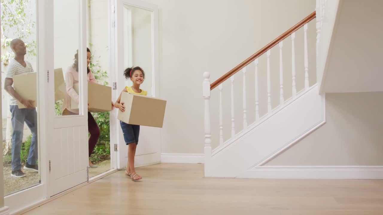아프리카계 미국인 부부 와 그 들 의 딸 이 새로운 집 으로 이사 하고 있다