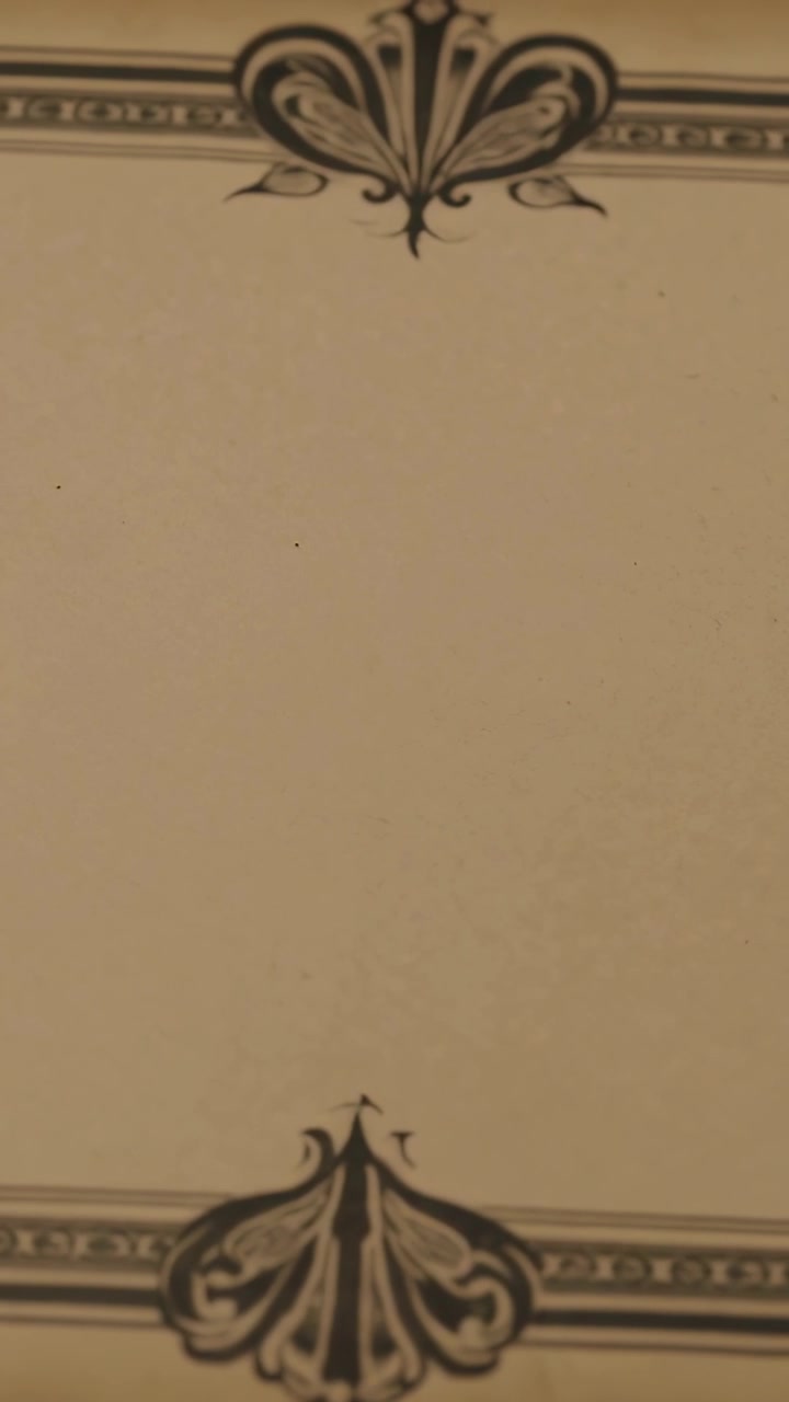 Video vertical: Teléfono capturando el movimiento de una sábana tras el movimiento de una pequeña mano en una habitación, mostrando un borde beige.