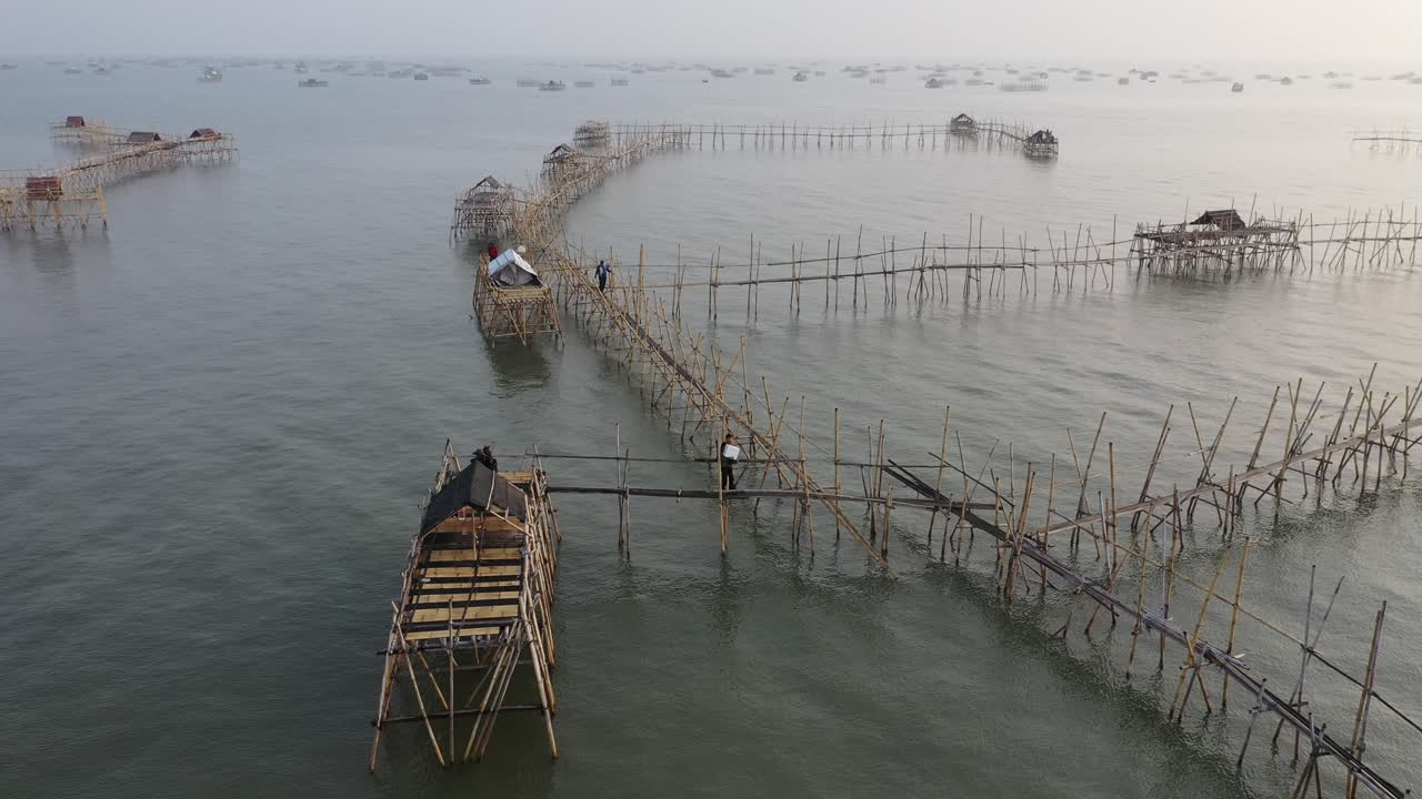 바다에 있는 시 오두막과 구조물