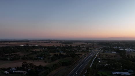 Puesta-De-Sol-Sobre-La-Carretera-Con-Autos-En-Ella