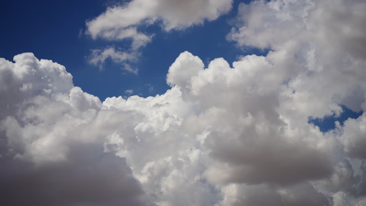 nubes grandes y esponjosas ondeando y soplando en el cielo azul - lapso de tiempo de paisaje nublado sólo en el cielo