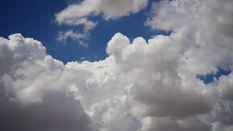 Nubes-Grandes-Y-Esponjosas-Ondeando-Y-Soplando-En-El-Cielo-Azul---Cielo-Solo-Lapso-De-Tiempo-De-Paisaje-Nuboso