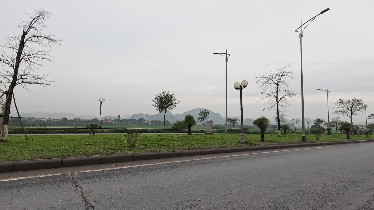 지나가는 차량과 함께 조용한 시골 도로