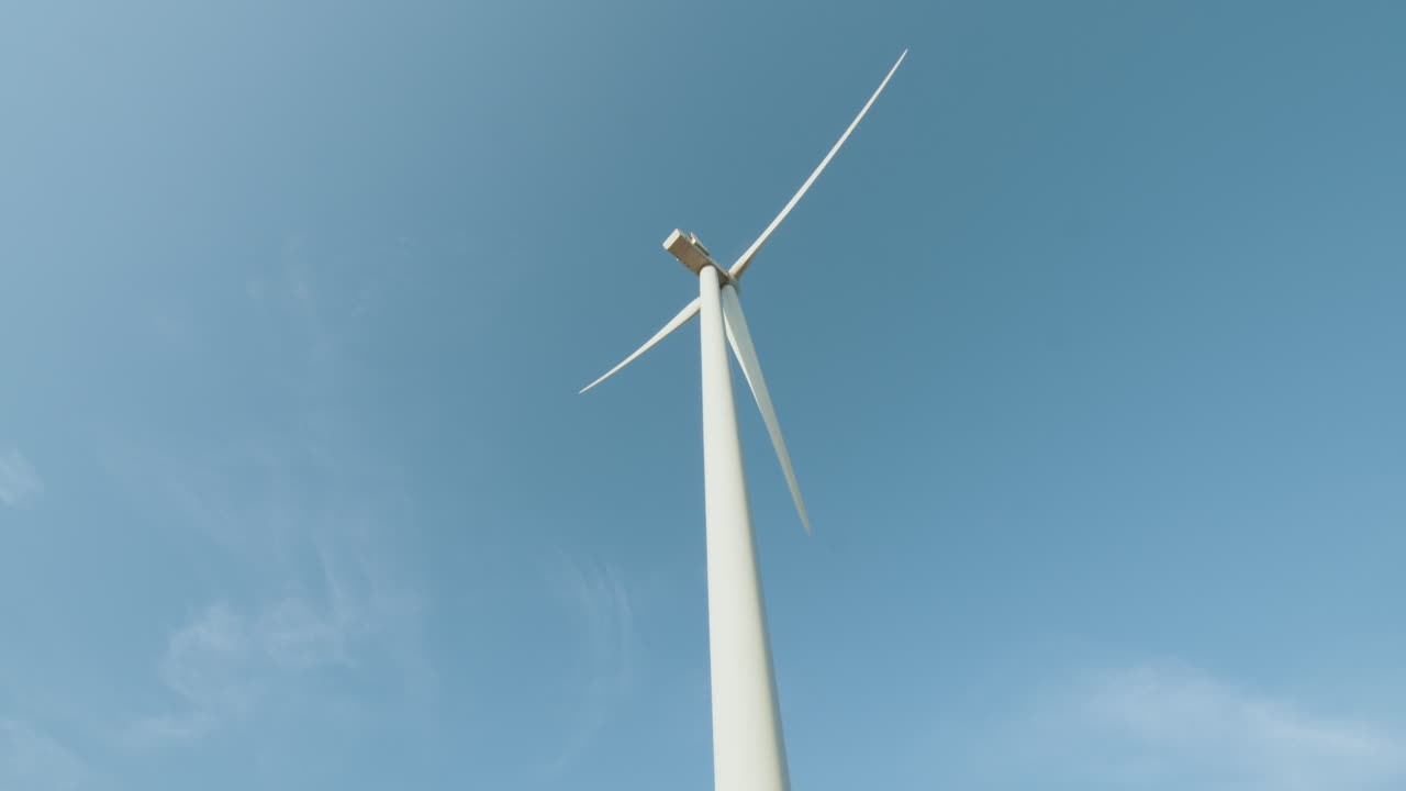 은 파란 하늘을 배경으로 풍력 터빈