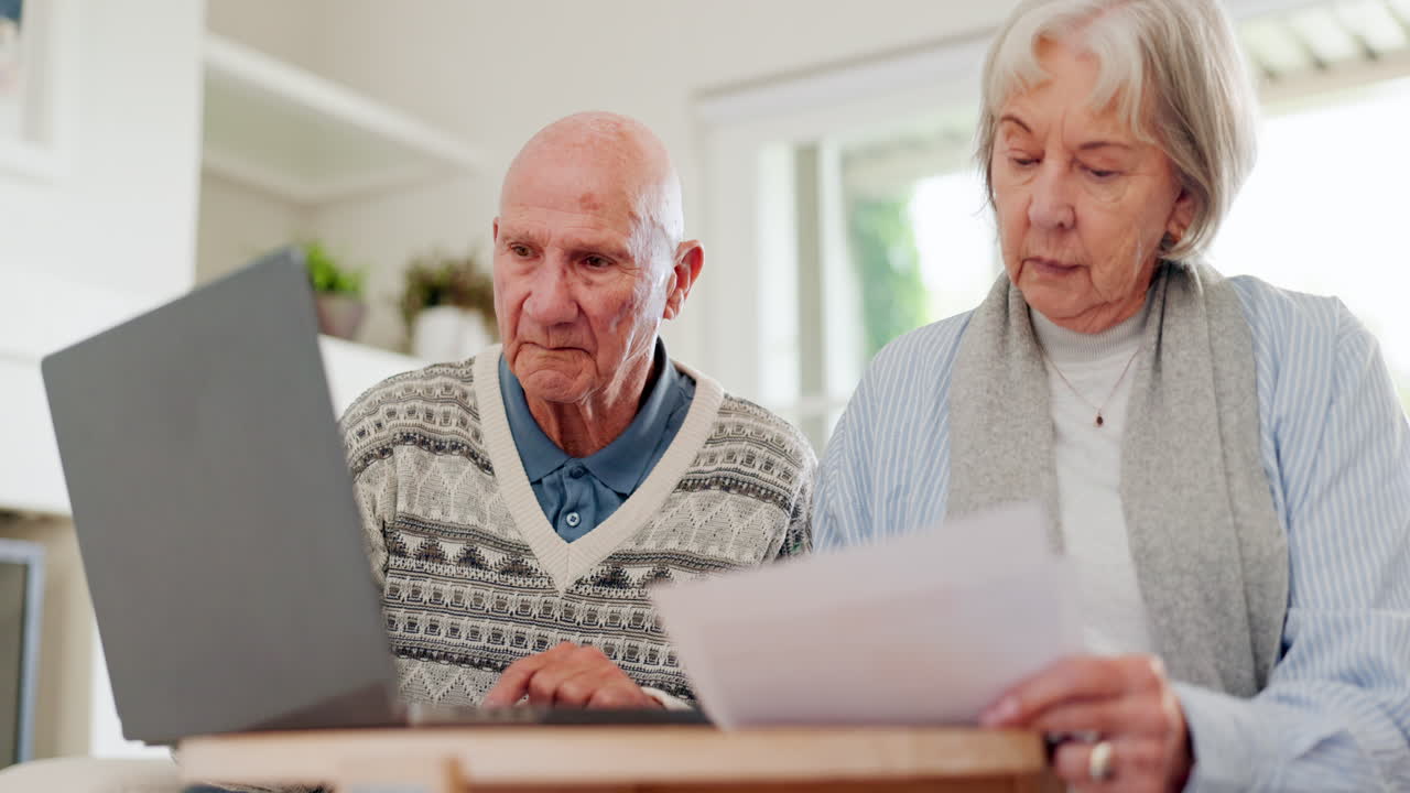 Laptop, älteres Ehepaar mit Finanzunterlagen