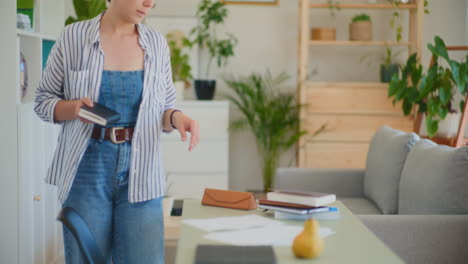 mujer seria buscando documentos en el escritorio