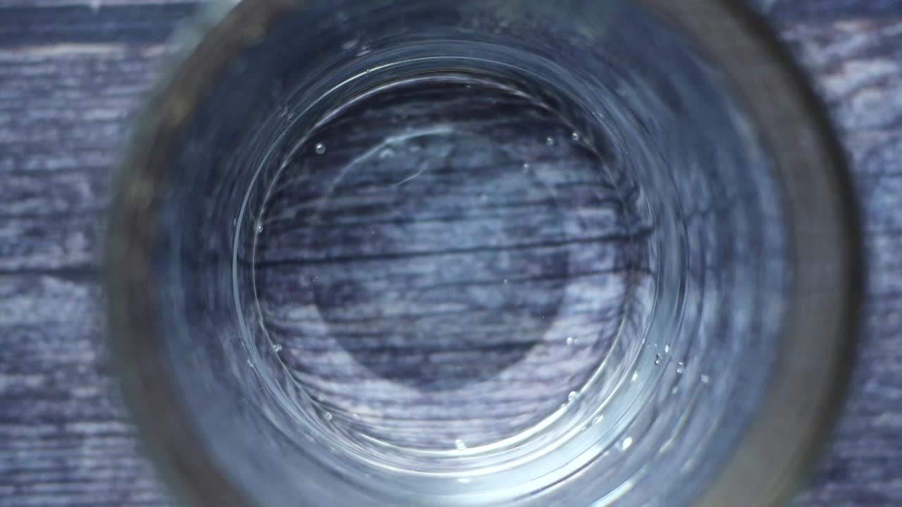 유리잔 에 물 을 부어 넣는 것