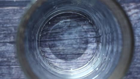 agua que se vierte en un vaso