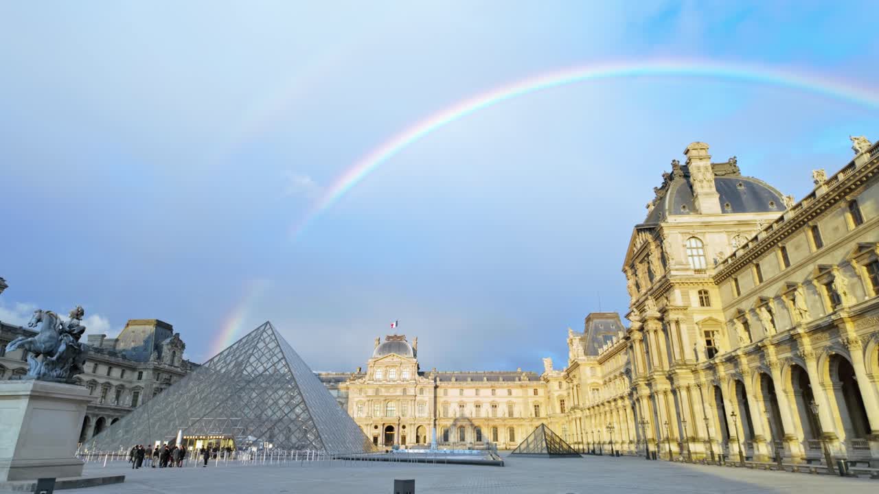 파리의 루브르 피라미드 위에 있는 이중 무지개