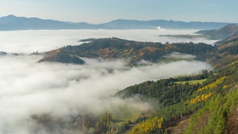 Otoño-Mañana-Brumoso-Valle-Bosque-Y-Colinas-Timelapse