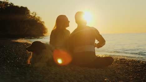 pareja romántica y perro al atardecer