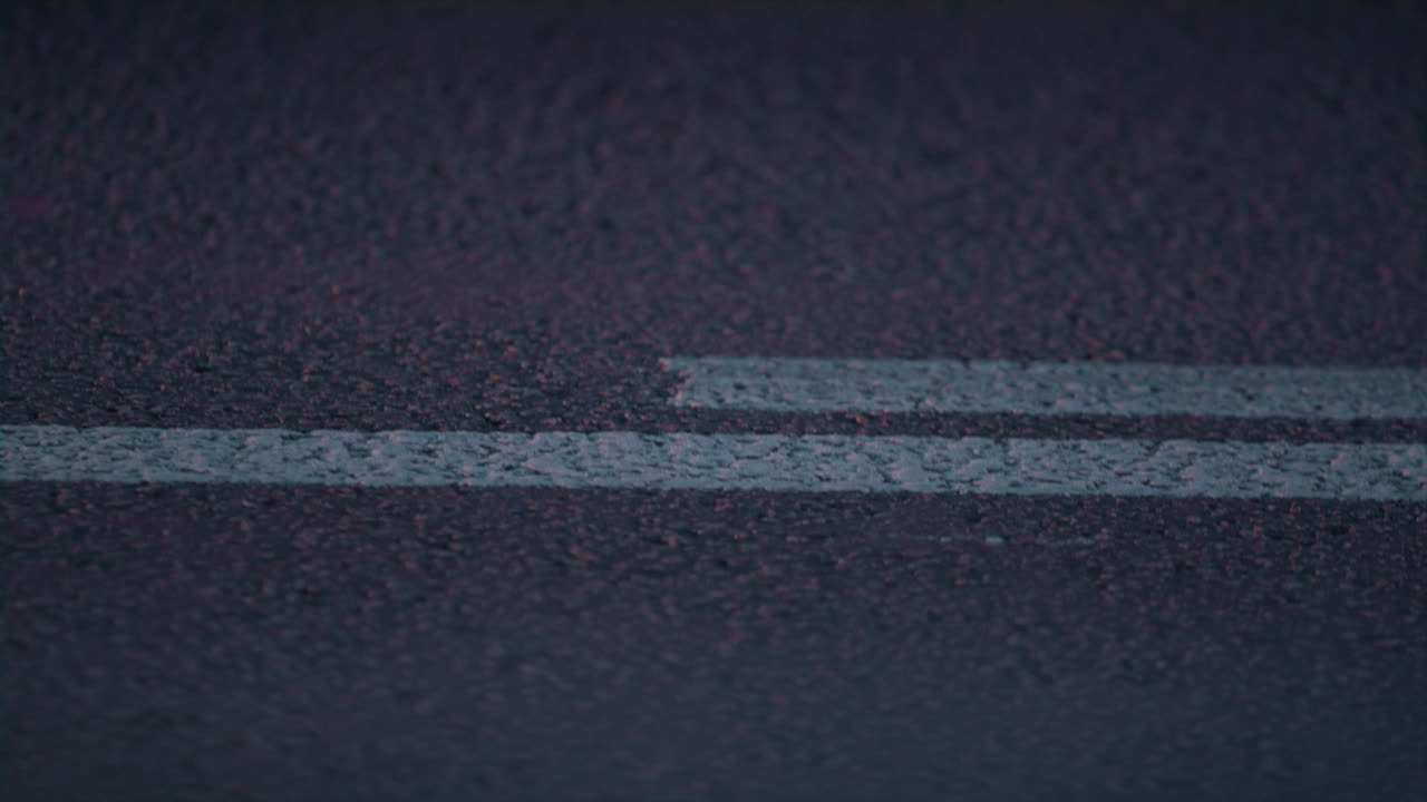 líneas de carretera dobles marcando comenzando en la carretera de asfalto de cerca. control de tráfico.