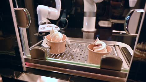 Una-Mano-Robot-Sirve-Las-Tazas-De-Helado,-Imágenes-Del-Chef-Robot