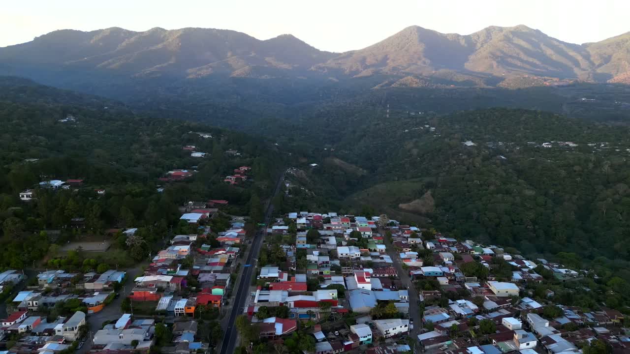 Vulcano e montagna di El Salvador sullo sfondo con la città in primo piano
