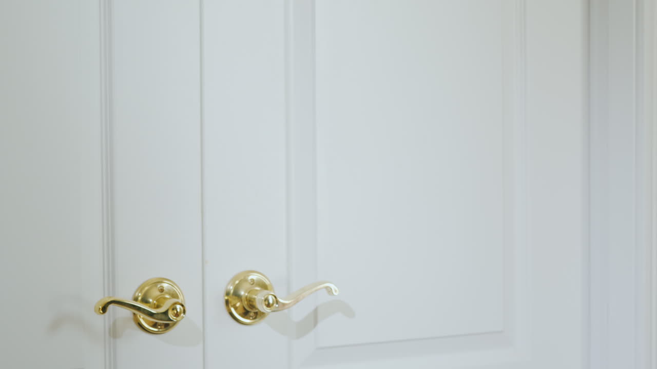 el camarero lleva el desayuno a la habitación recibe una propina