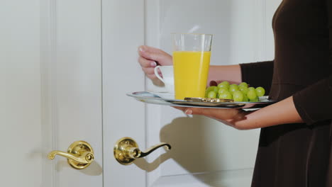 the waiter delivers breakfast to the room receives a tip