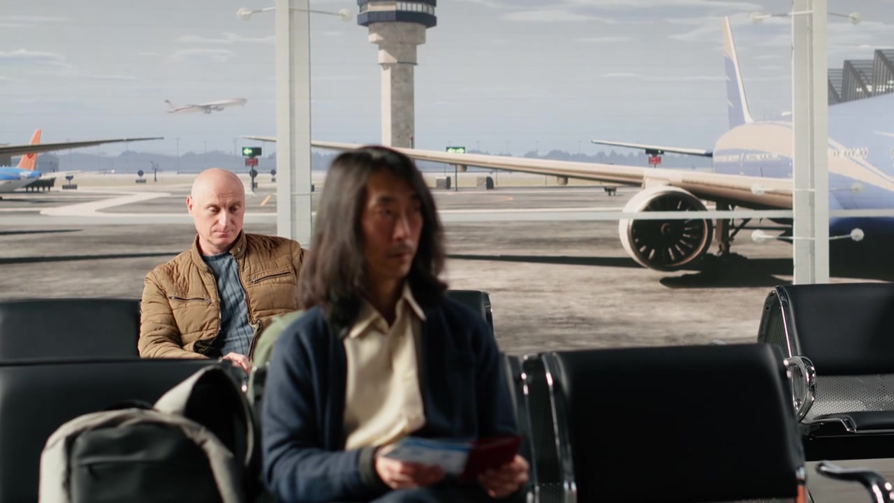 Primo piano di un uomo in aeroporto con passaporto e documenti di viaggio in mano, in viaggio d'affari.