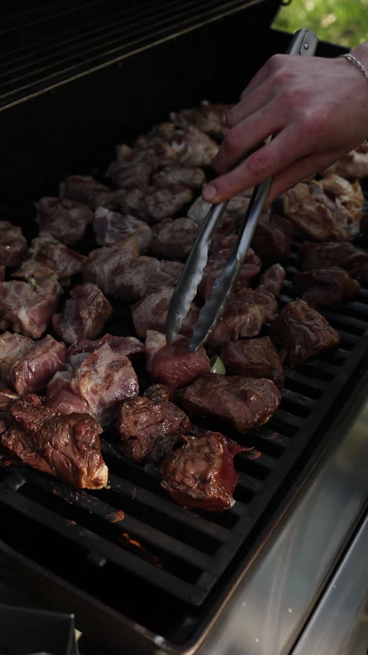 la carne a la parrilla en una barbacoa